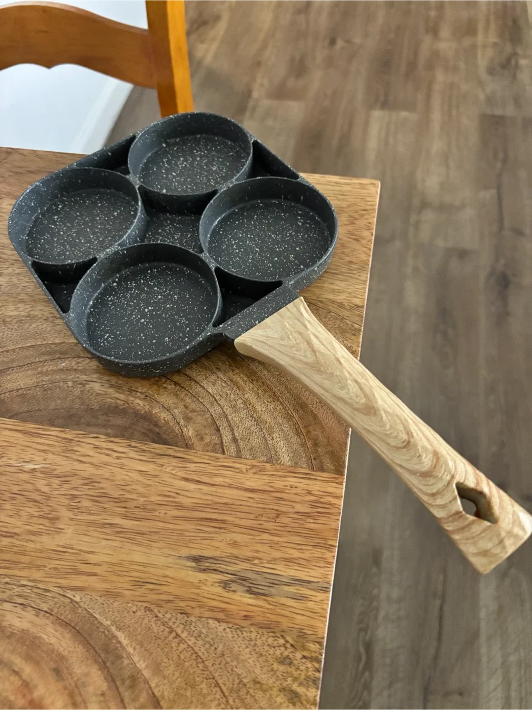 4-Cup Nonstick Egg & Pancake Pan with Lid – Like New 🍳