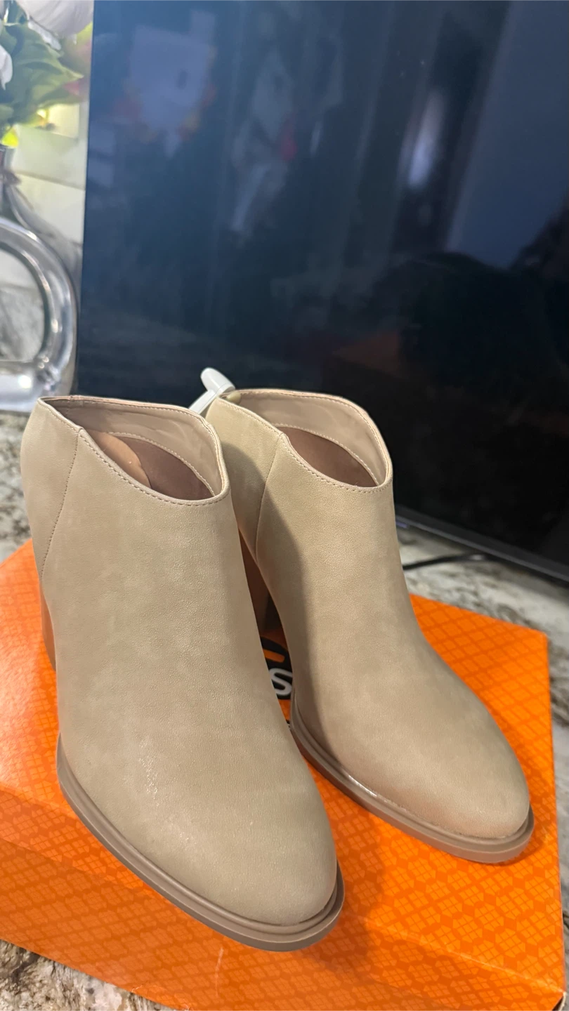 New Women Booties size 7.5  check more pictures