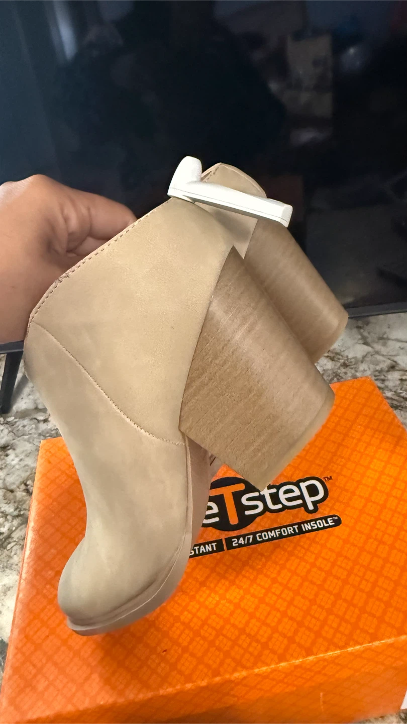 New Women Booties size 7.5  check more pictures - photo 3