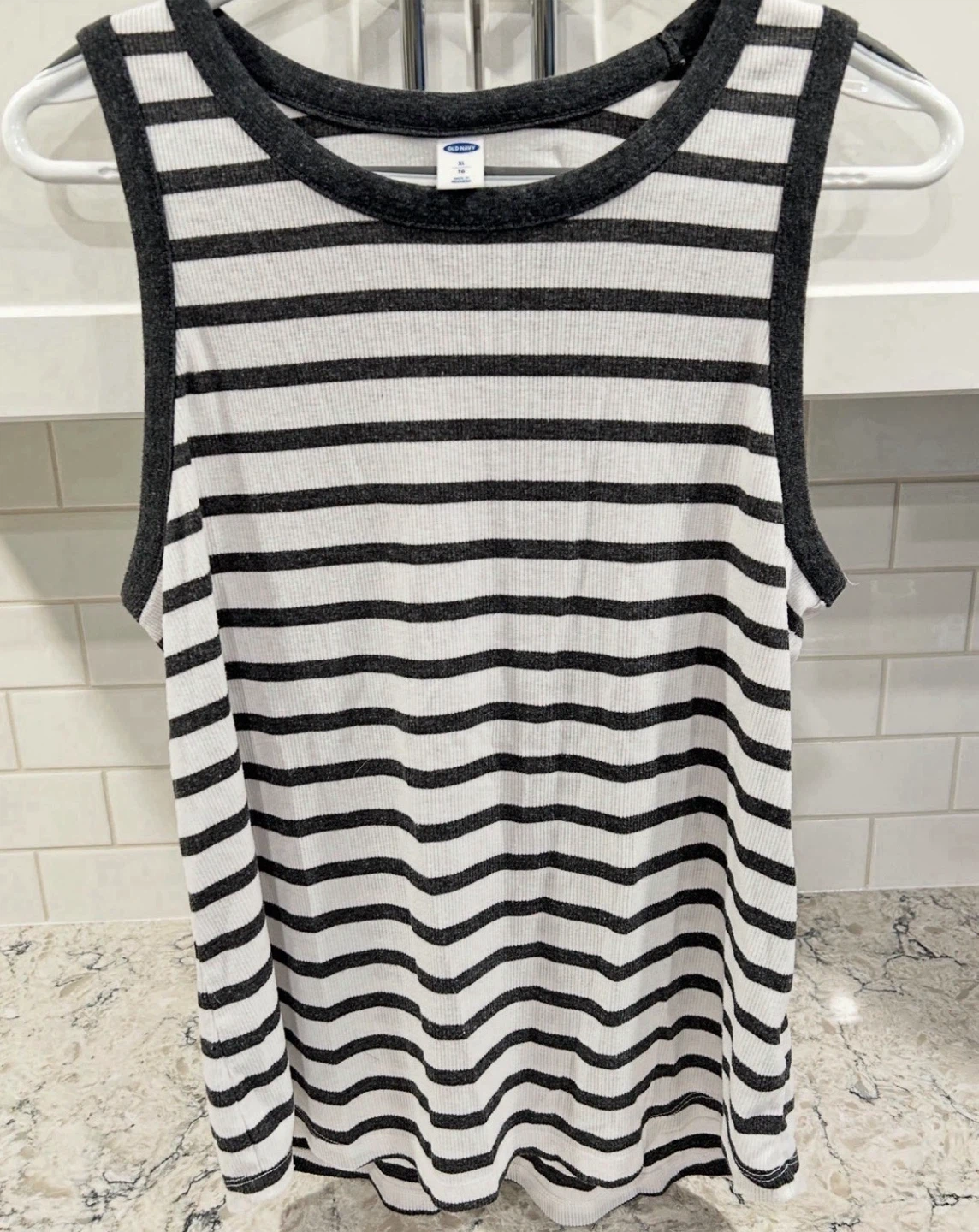 Women’s Tank Tops (old navy and gildan)($5 each) - photo 2