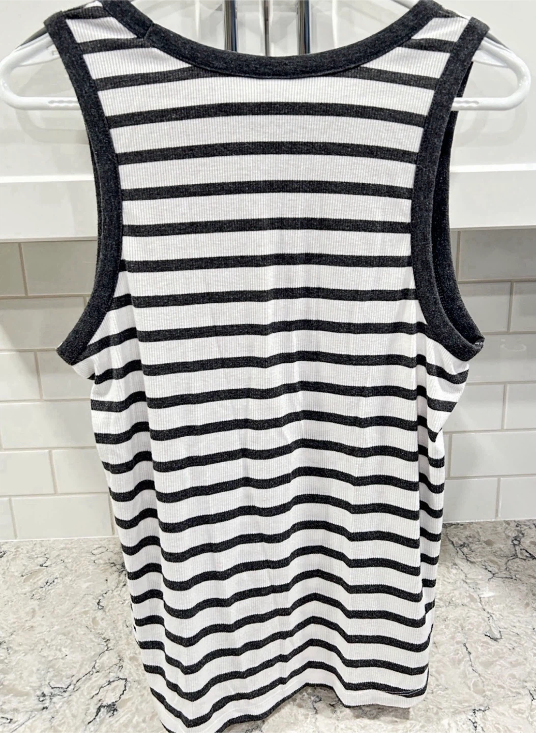 Women’s Tank Tops (old navy and gildan)($5 each) - photo 3