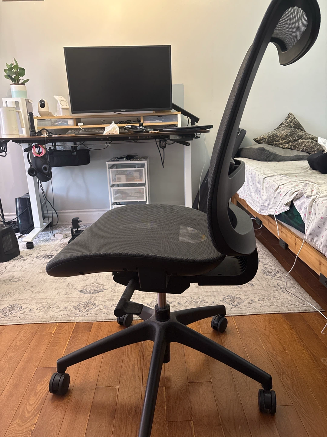 Black Mesh Office Chair - photo 2