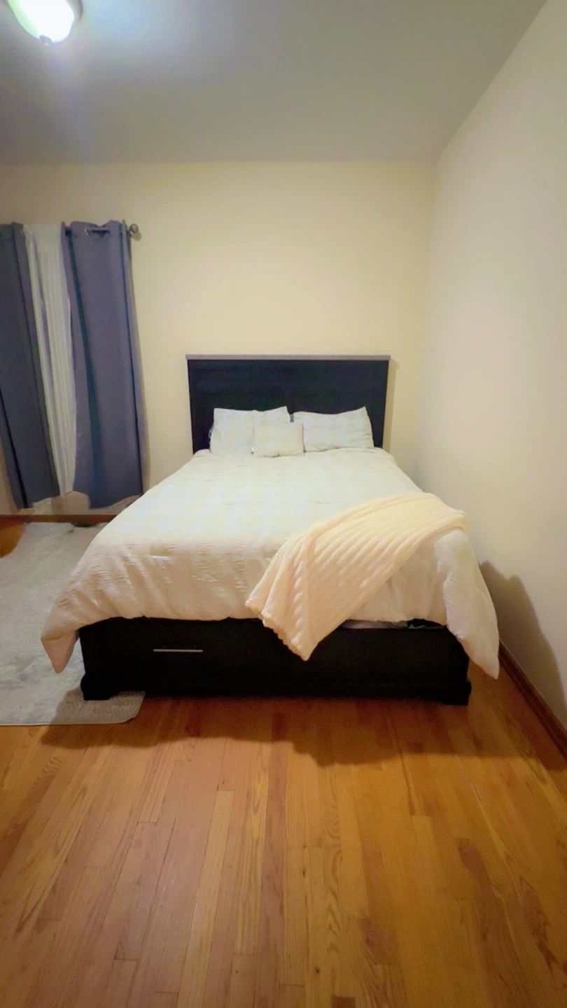 A bedroom set including mattress - photo 2