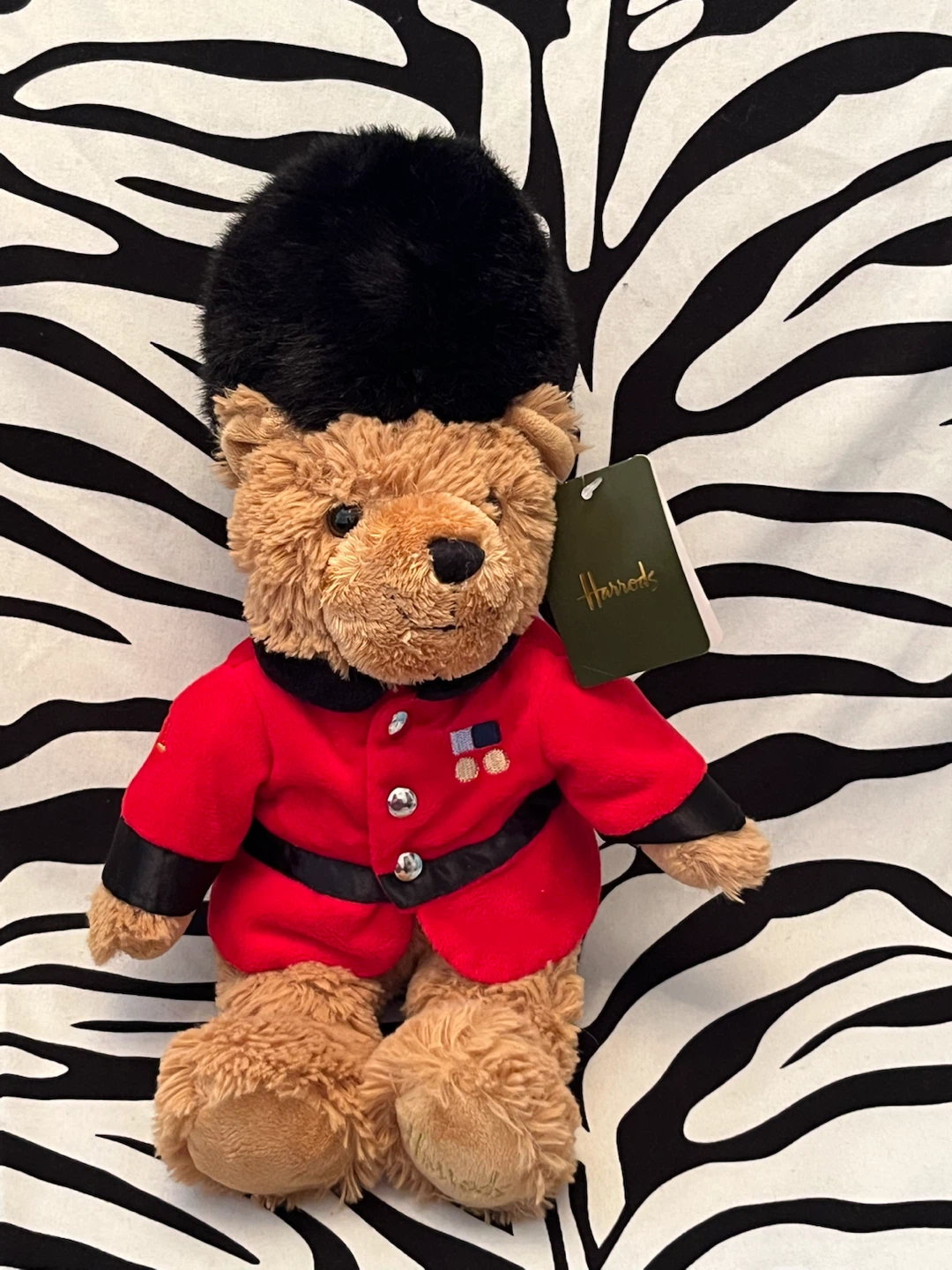 🏴󠁧󠁢󠁥󠁮󠁧󠁿 Harrods Guardsman teddy bear 🏴󠁧󠁢󠁥󠁮󠁧󠁿