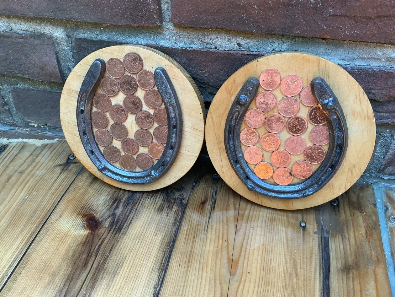2 Antique Lucky Horseshoes with Canadian pennies on wood plaque - photo 4