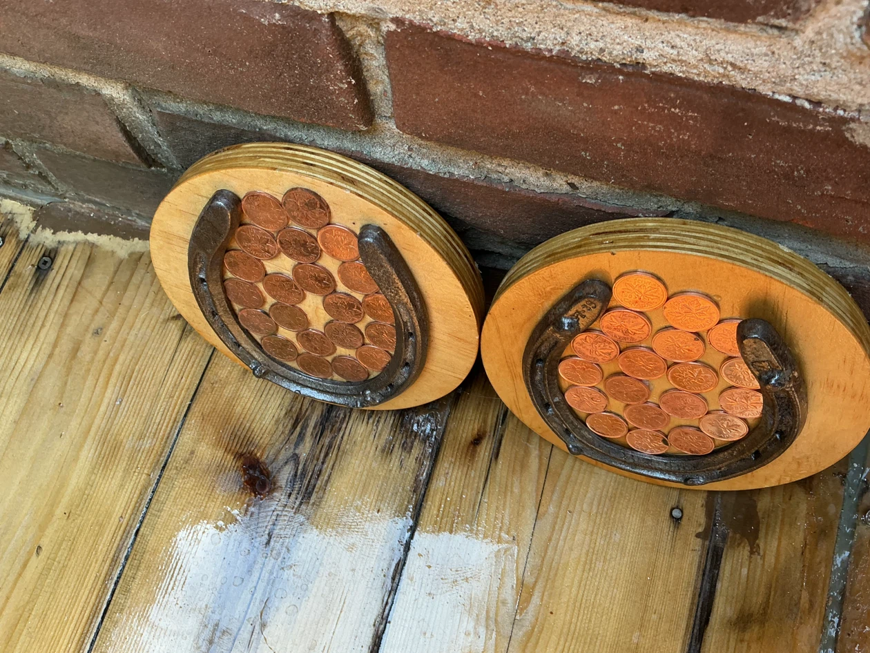 2 Antique Lucky Horseshoes with Canadian pennies on wood plaque - photo 5
