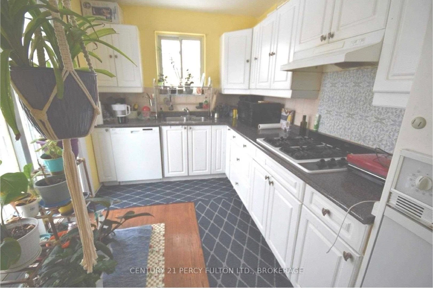 Bungalow main floor for rent - photo 2