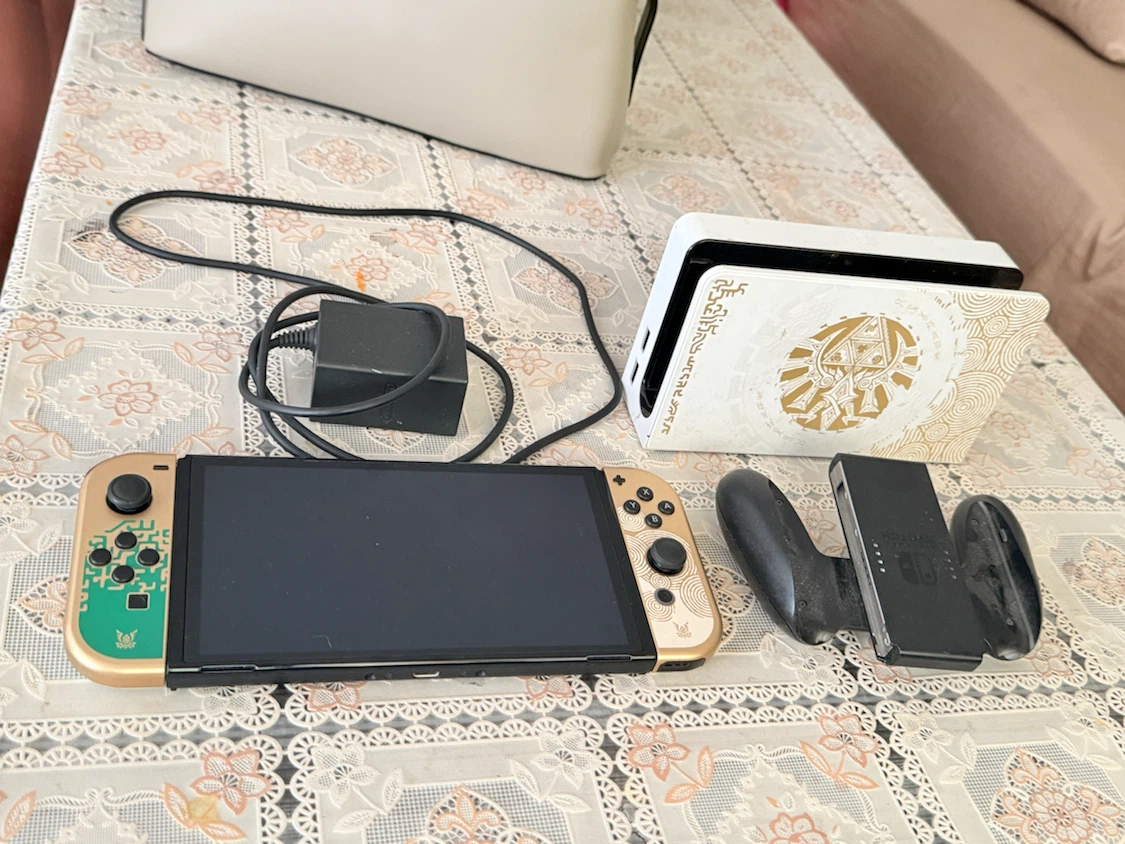 Nintendo Switch - The Legend of Zelda Edition - photo 3