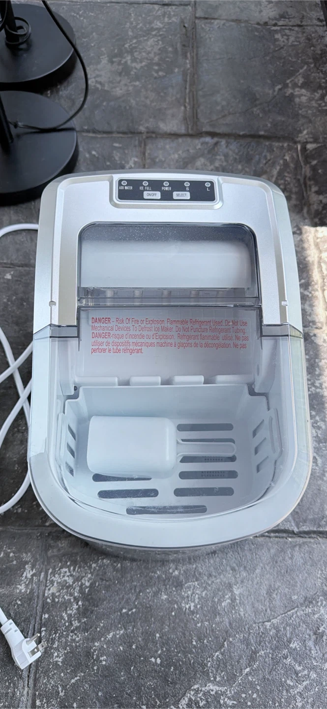 Moving sale !! Must sell !! Master Chef Ice Maker 043-0295-6