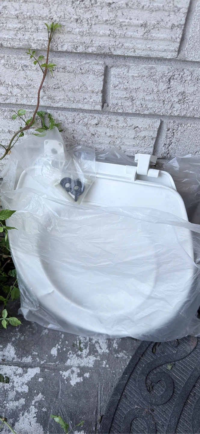 White Toilet Seat with Lid - photo 2