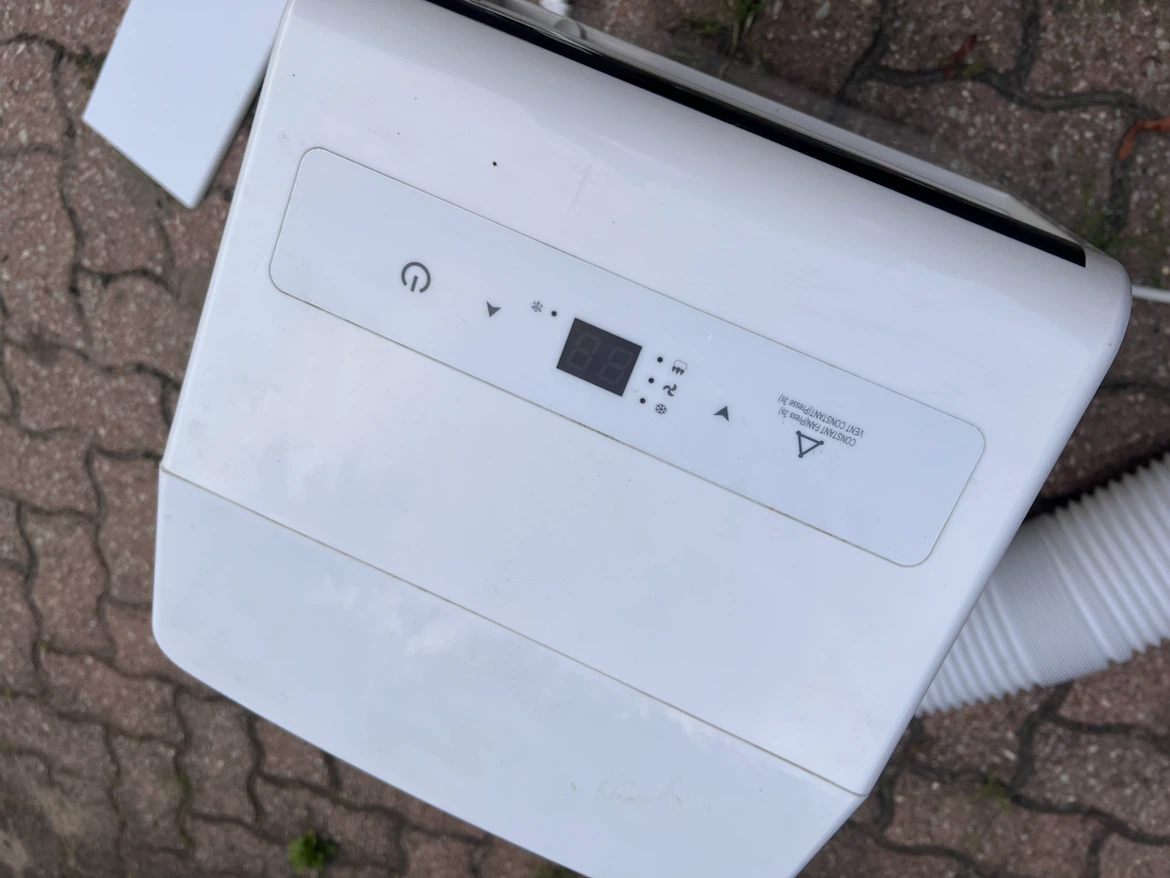 Comfee Portable Air Conditioner - 6000 BTU (Like New) - photo 2