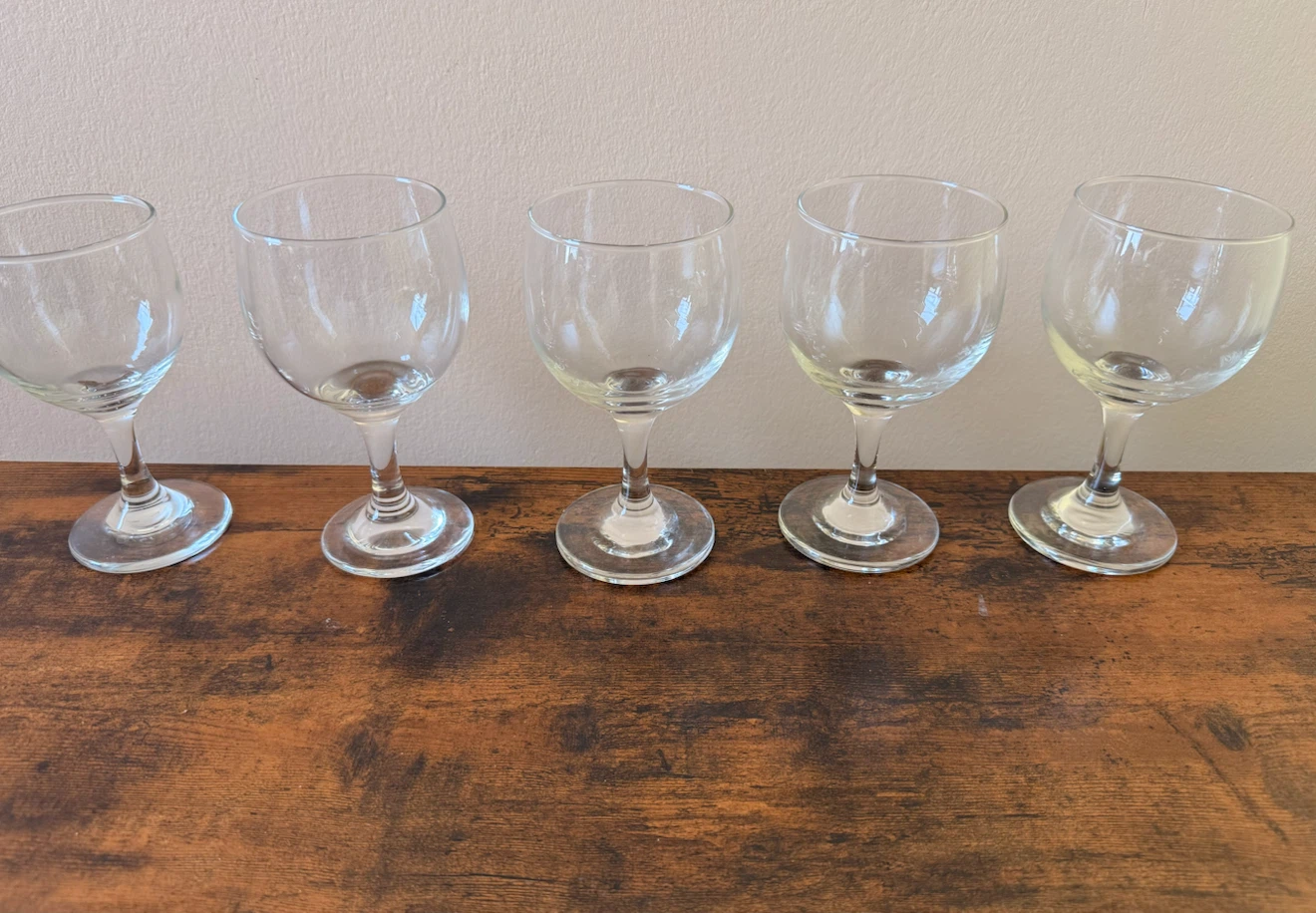 Set of 4 + 1 wine glasses