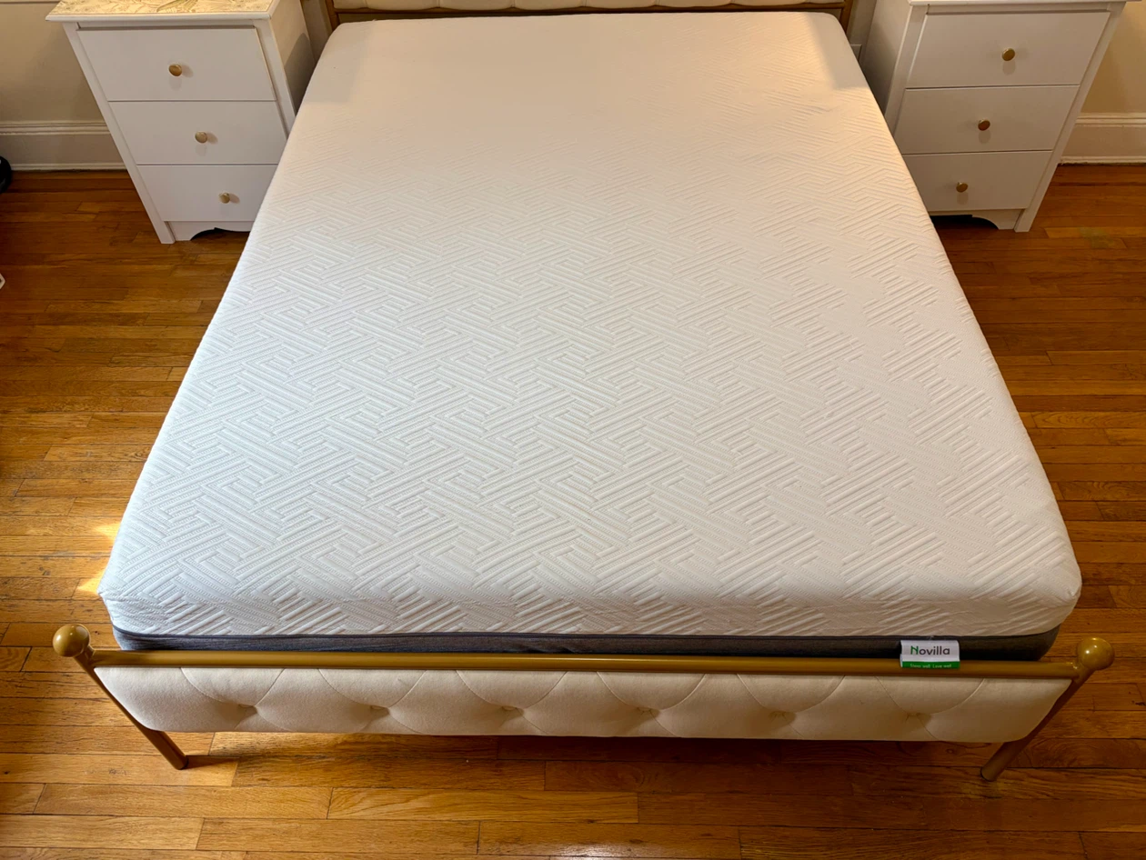 Queen Platform Bed Frame and Memory Foam Mattress - photo 3