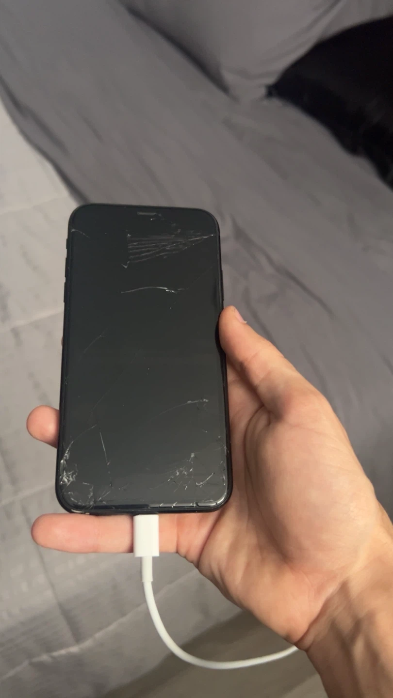 iPhone XR(Cracked Screen)