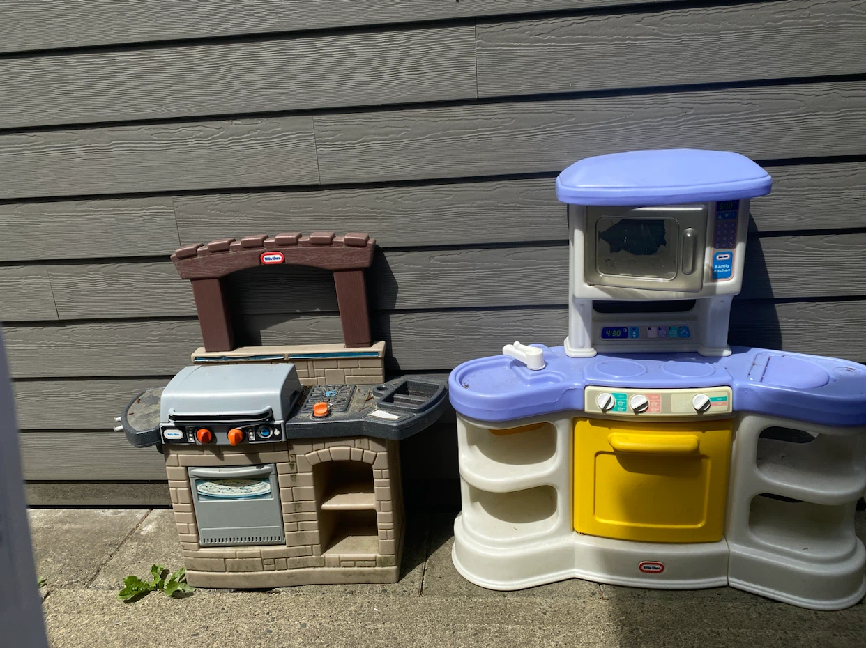 Little Tikes Kids Play Kitchen and Grill Set