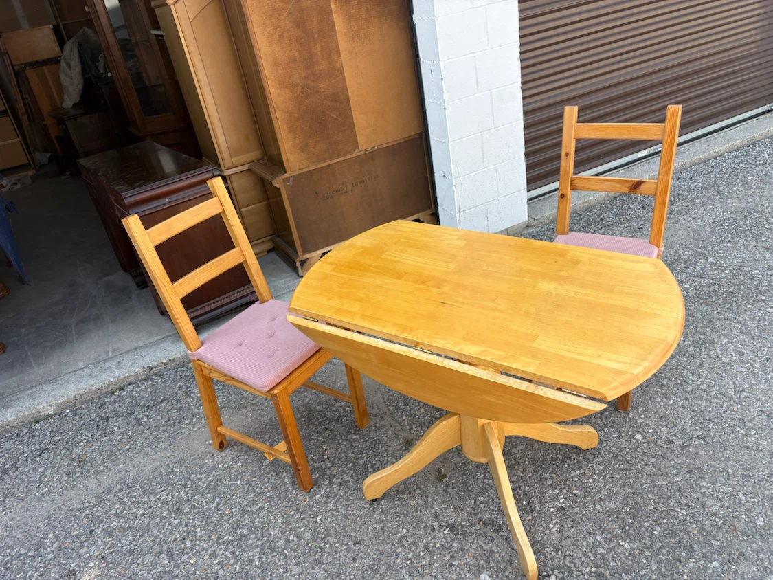 Free delivery used Drop-leaf Dining Table with 2 Chairs - photo 3