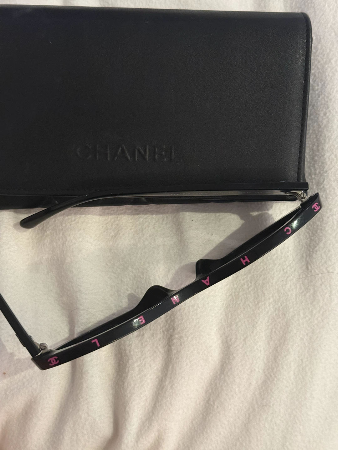 CHANEL Black Sunglasses with Pink Logo - photo 2