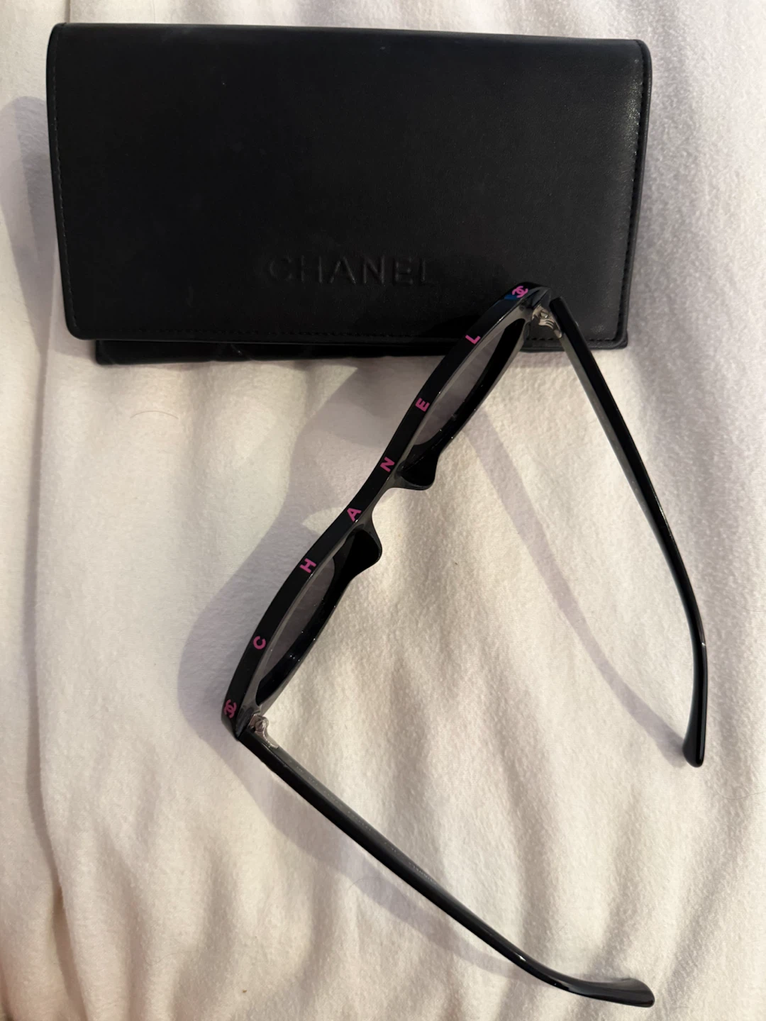 CHANEL Black Sunglasses with Pink Logo - photo 3