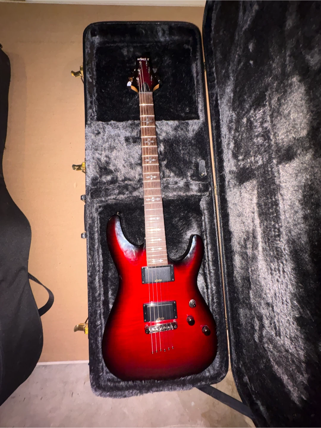 schecter demon 6, perfect condition, comes with hard case