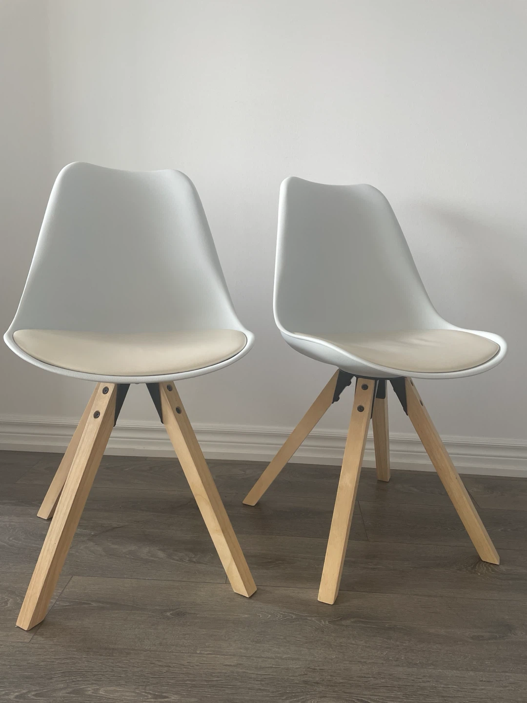 🏡 Moving Out Sale – Modern White Dining Chairs (Set of 2) 🪑