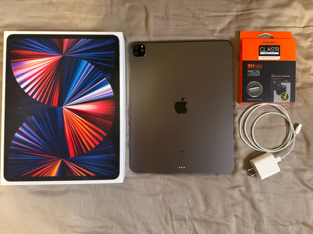 iPad Pro 12.9 inch 128 GB WiFi (5th gen), Boxes, Charger, Case