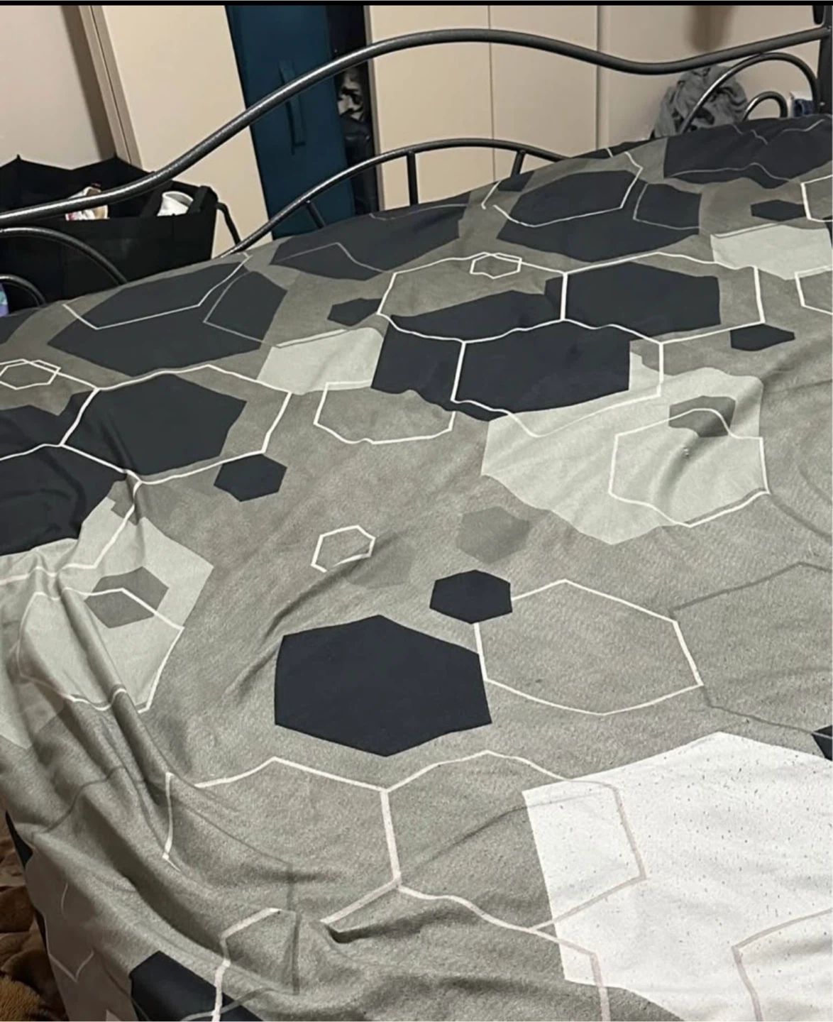Queen size mattress and metal bed frame - photo 2