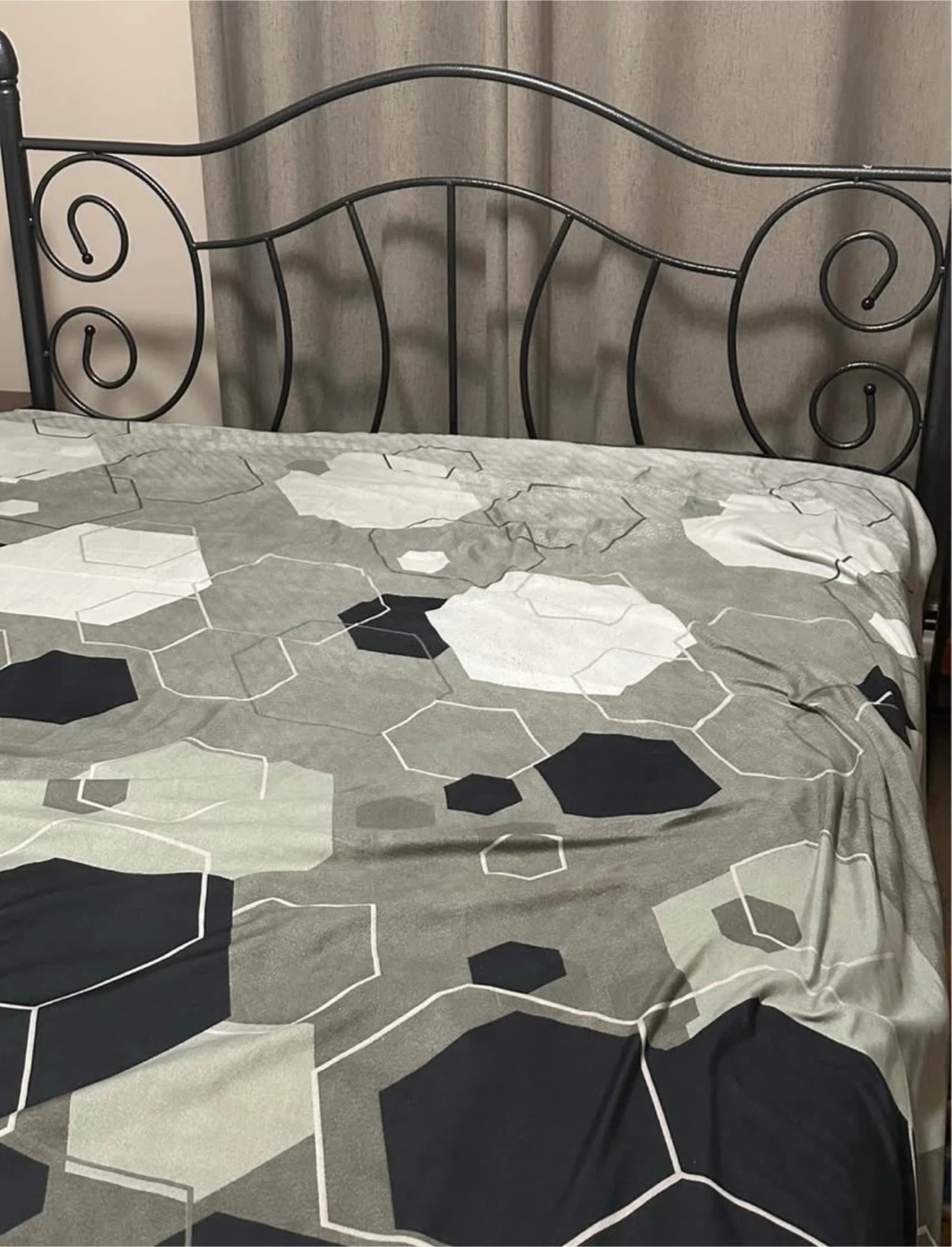 Queen size mattress and metal bed frame - photo 3