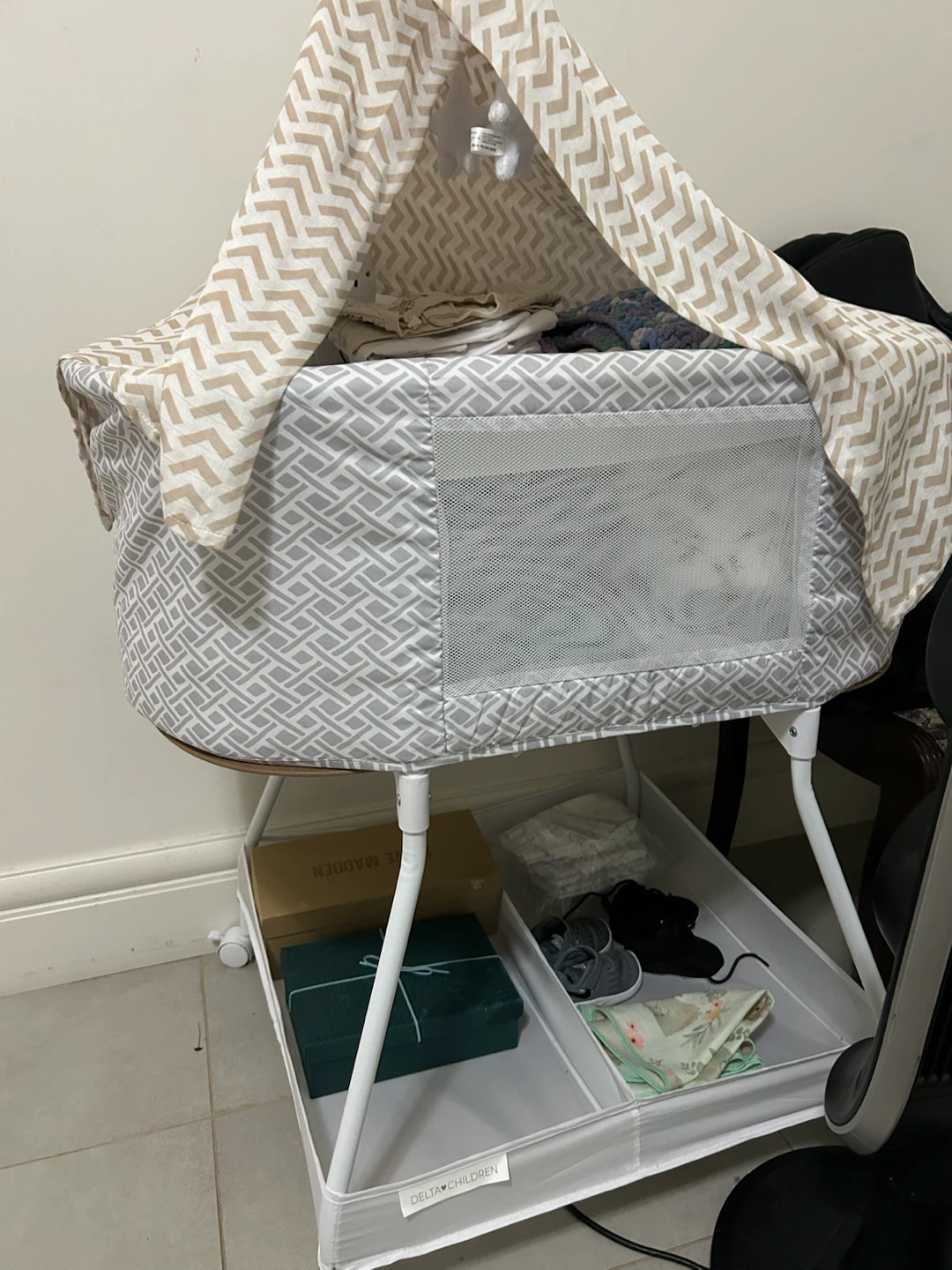 Delta Children Bassinet and Sitting learning seat - photo 3