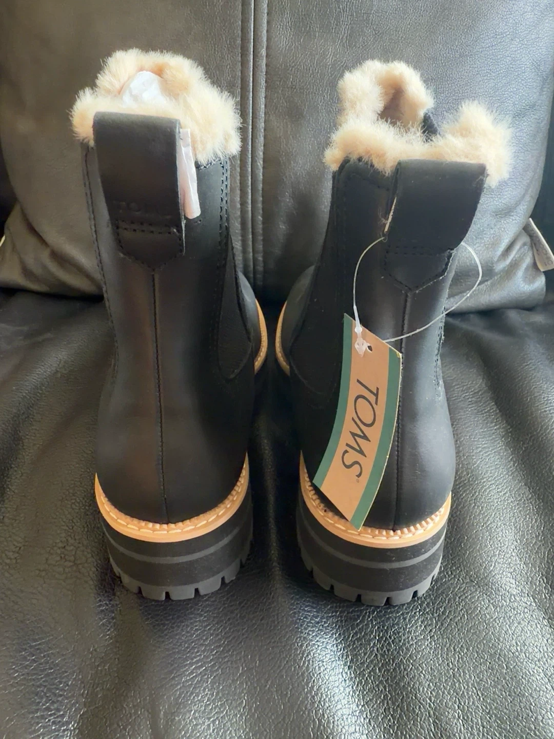 TOMS Black Leather Fur Lined Chelsea Boots - photo 3