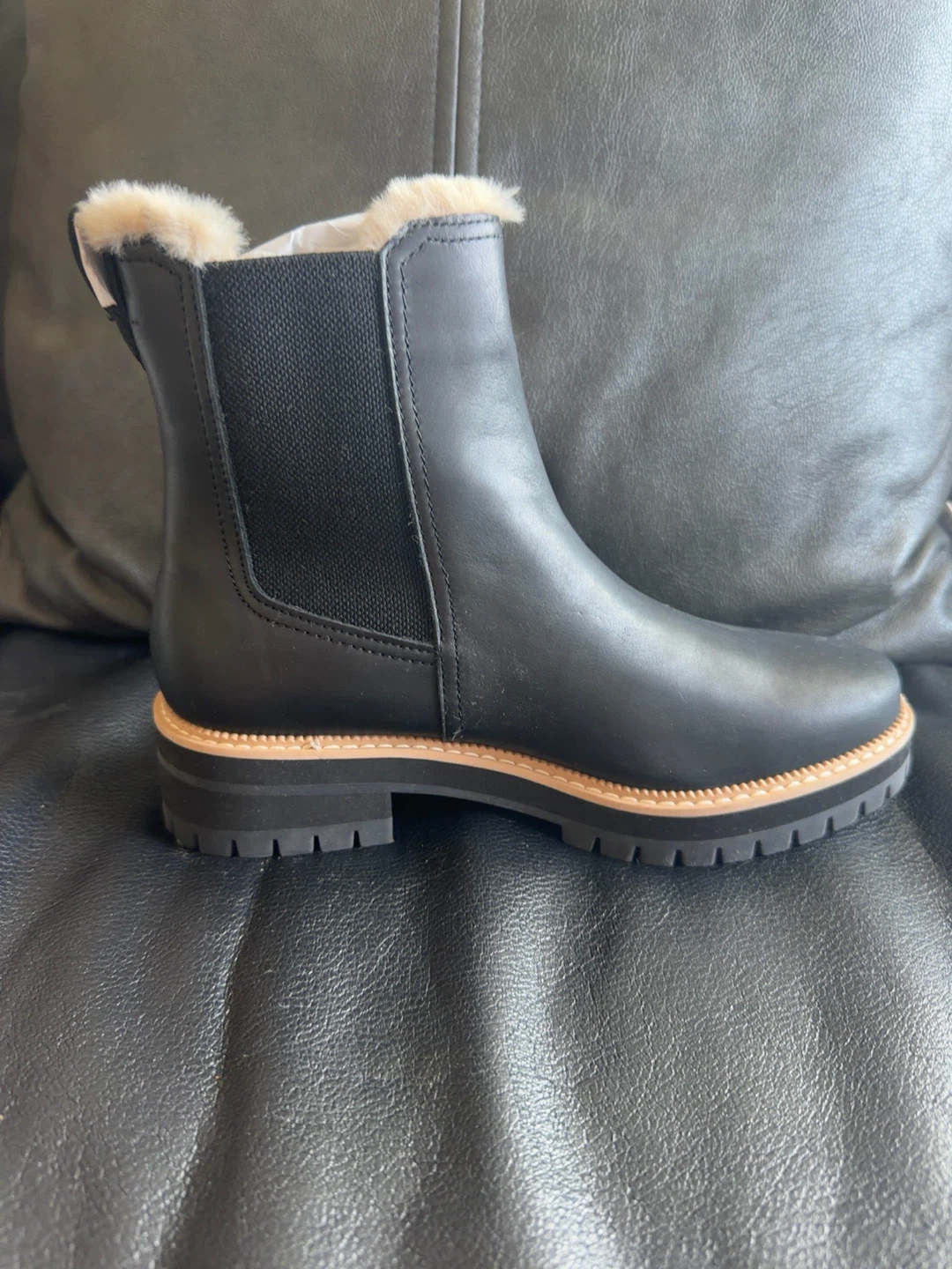 TOMS Black Leather Fur Lined Chelsea Boots - photo 4