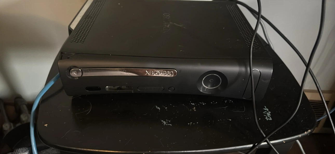 Xbox 360 with cord and games - photo 3