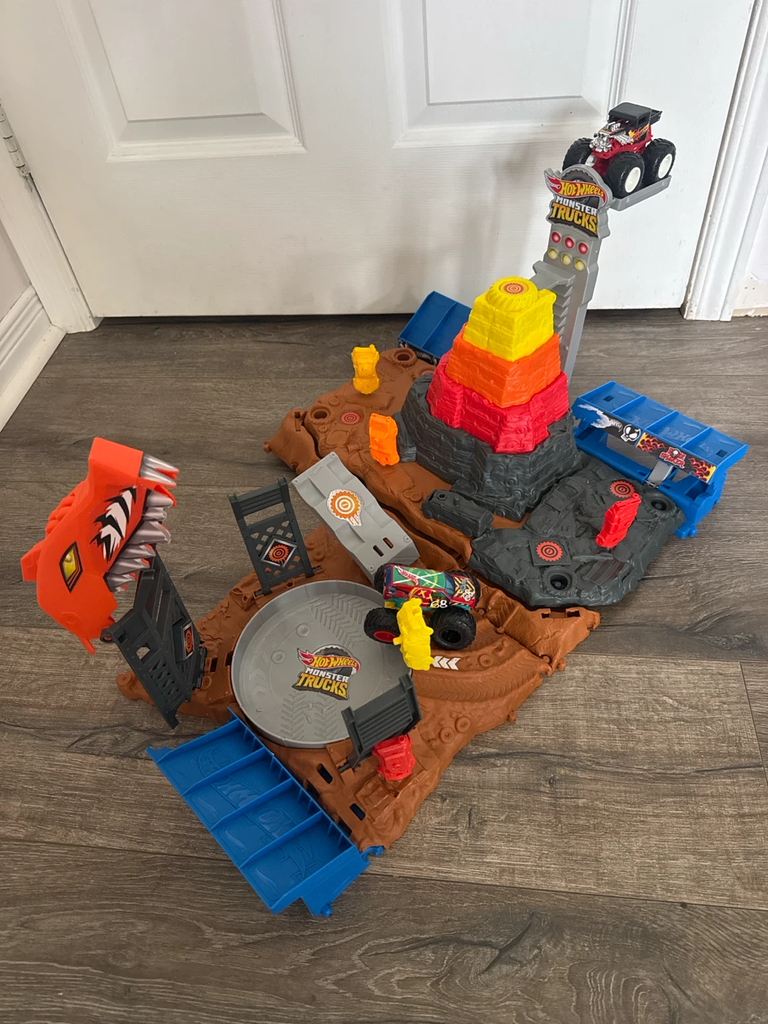 Hot Wheels Monster Trucks Volcano Arena
