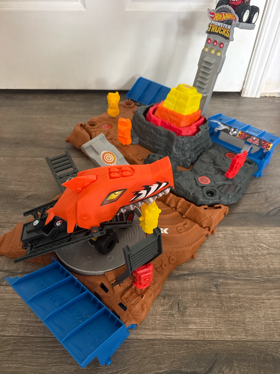 Hot Wheels Monster Trucks Volcano Arena - photo 2
