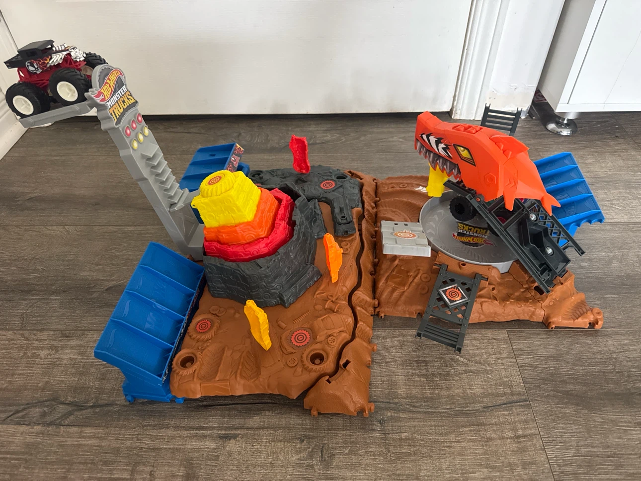 Hot Wheels Monster Trucks Volcano Arena - photo 3