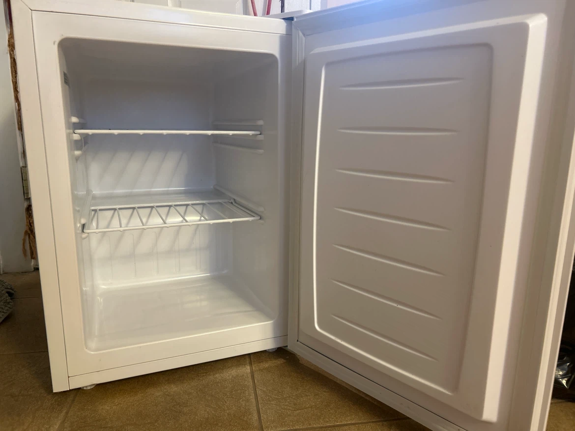 White Compact Freezer - photo 2