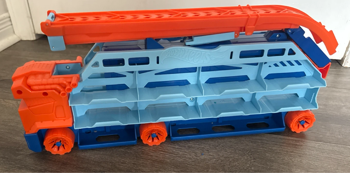 Hot Wheels Hauler Playset with Track - photo 2