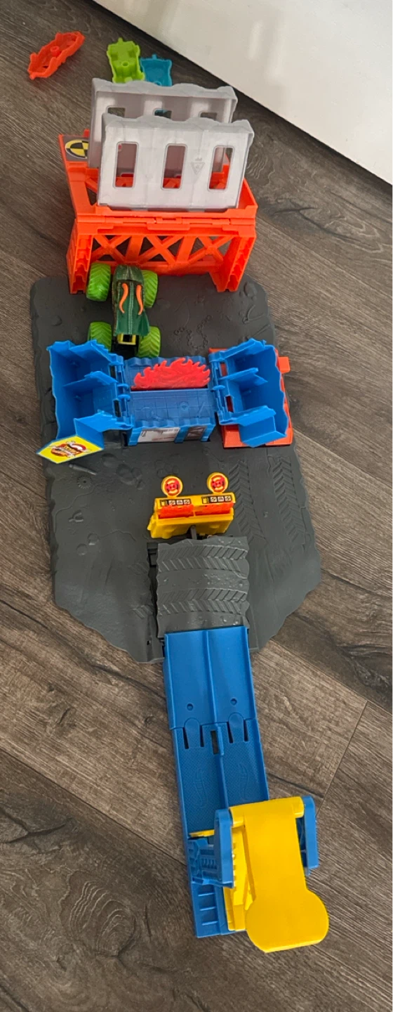 Hot Wheels Monster Trucks Set - photo 3