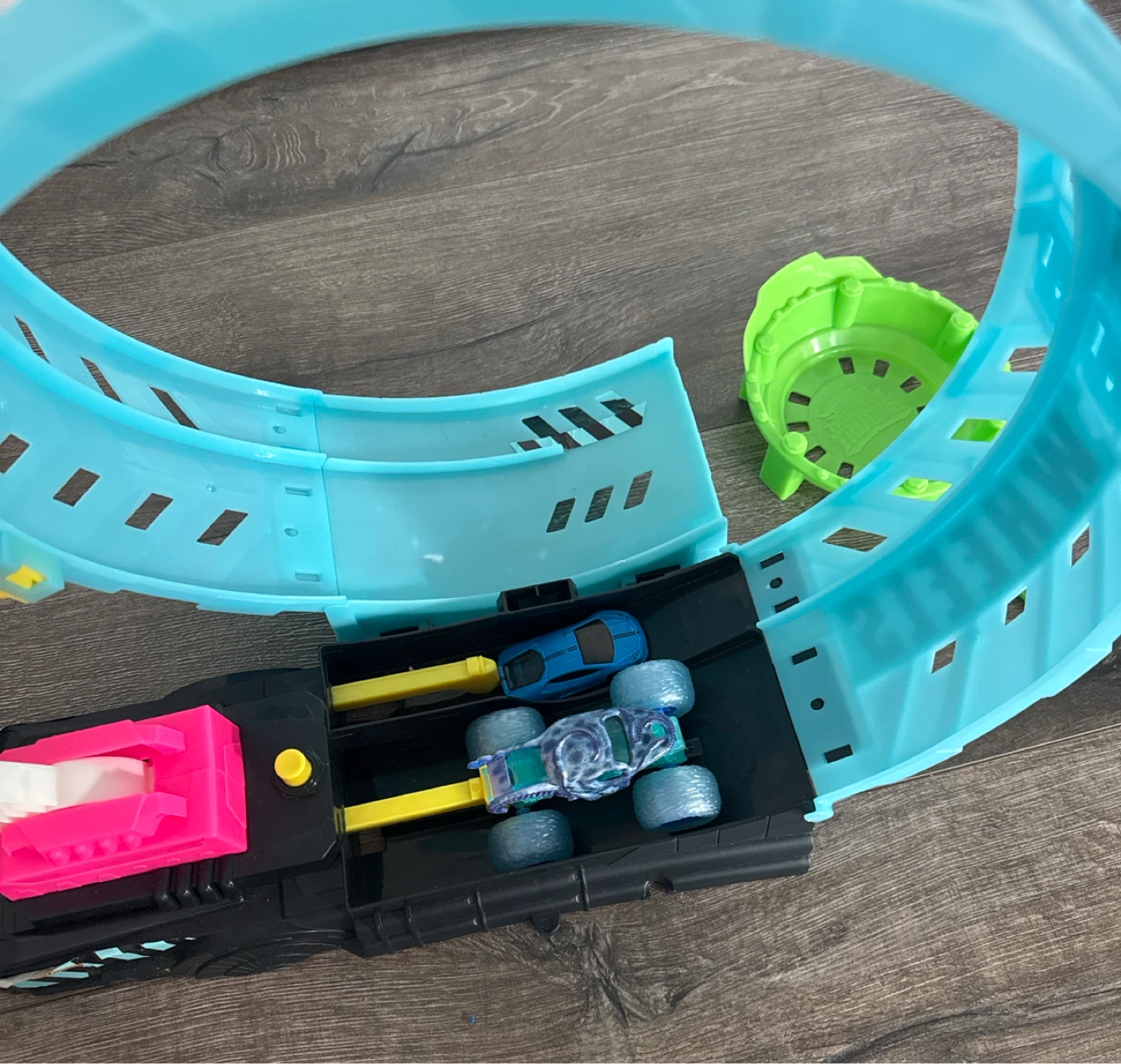 Glow in the dark-Hot Wheels Monster Truck Loop - photo 2