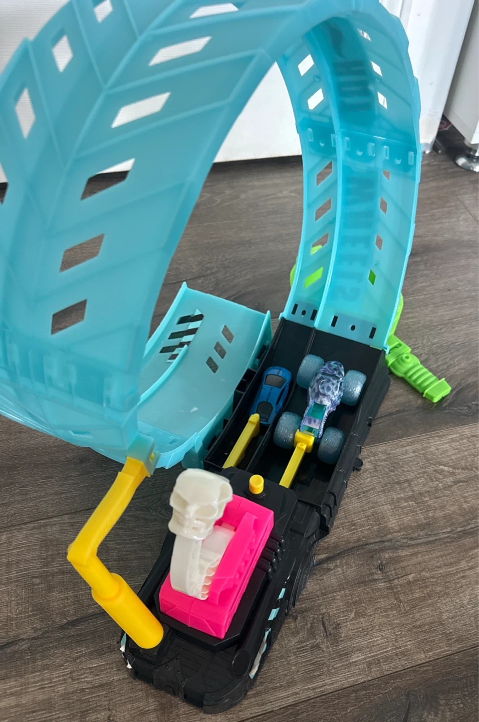 Glow in the dark-Hot Wheels Monster Truck Loop - photo 3