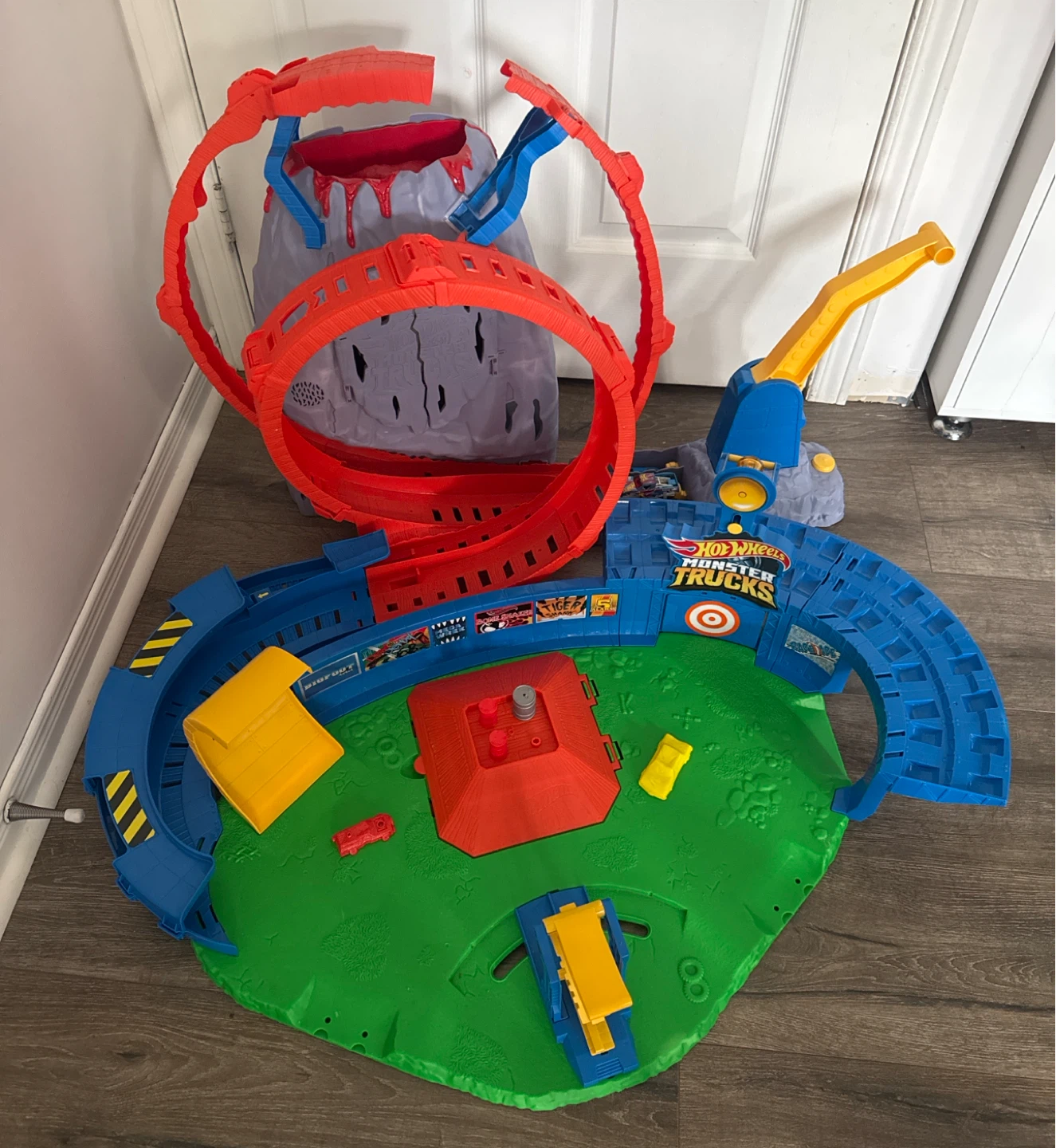 Hot Wheels Monster Trucks T-Rex Volcano Arena