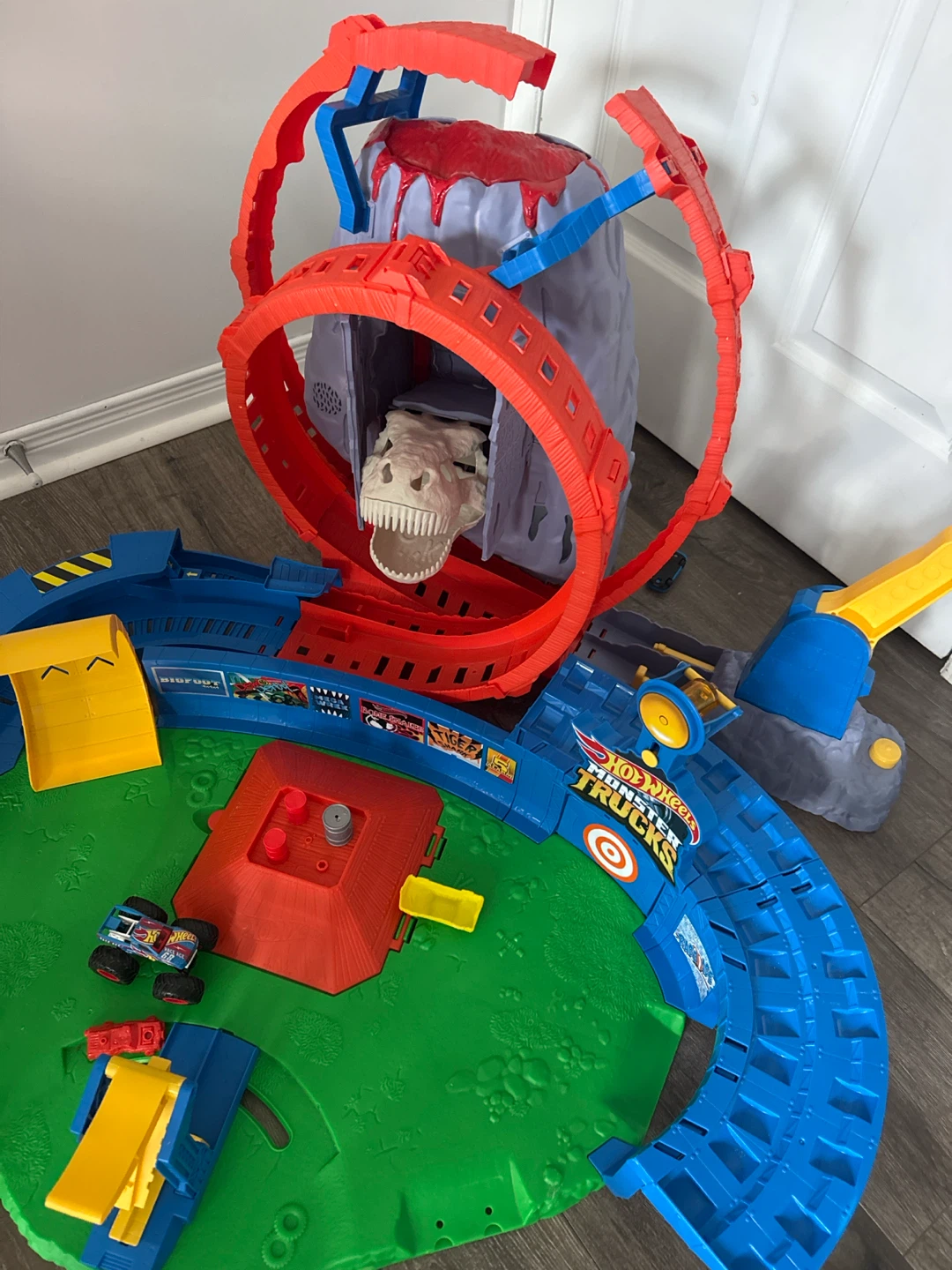 Hot Wheels Monster Trucks T-Rex Volcano Arena - photo 2