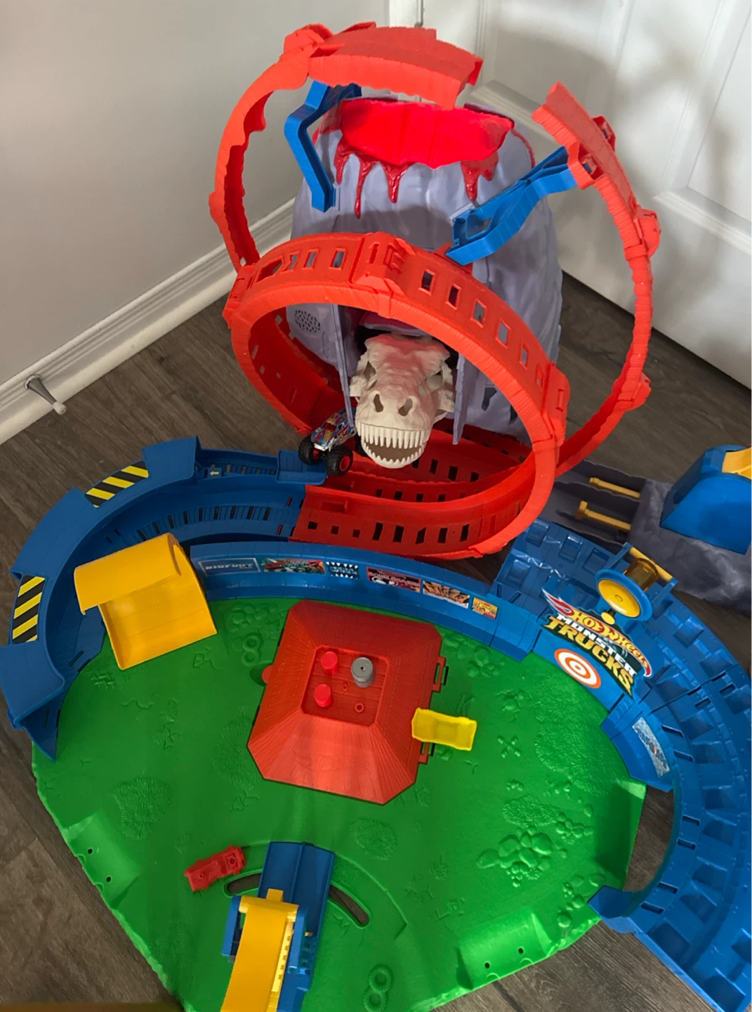 Hot Wheels Monster Trucks T-Rex Volcano Arena - photo 3