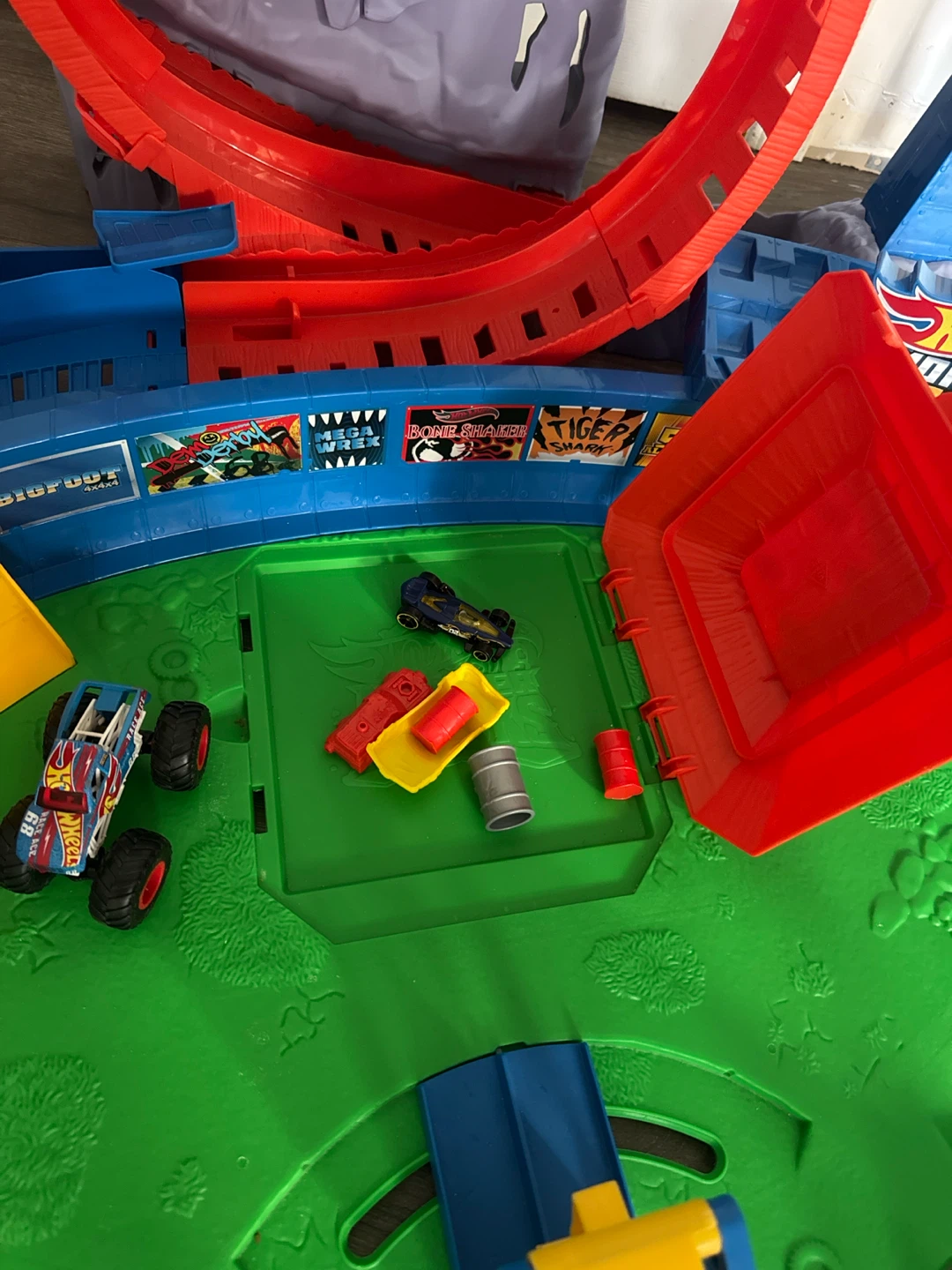 Hot Wheels Monster Trucks T-Rex Volcano Arena - photo 4