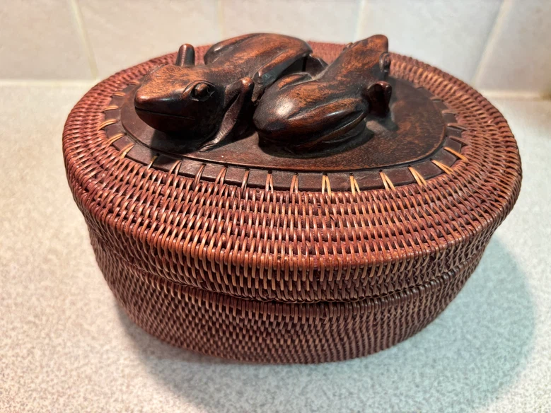 VTG Indonesia Lombok Wood Rattan Carved Wood Frogs Lidded Basket