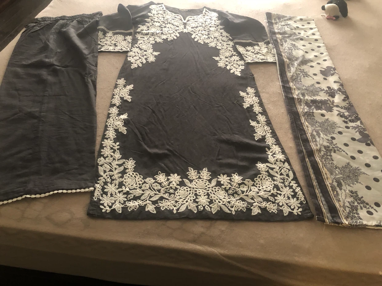 Asim Jofa Lawn Grey Embroidered 3-Piece Suit - photo 2