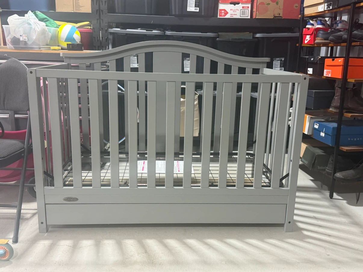 Baby Crib with brand new mattress - Graco