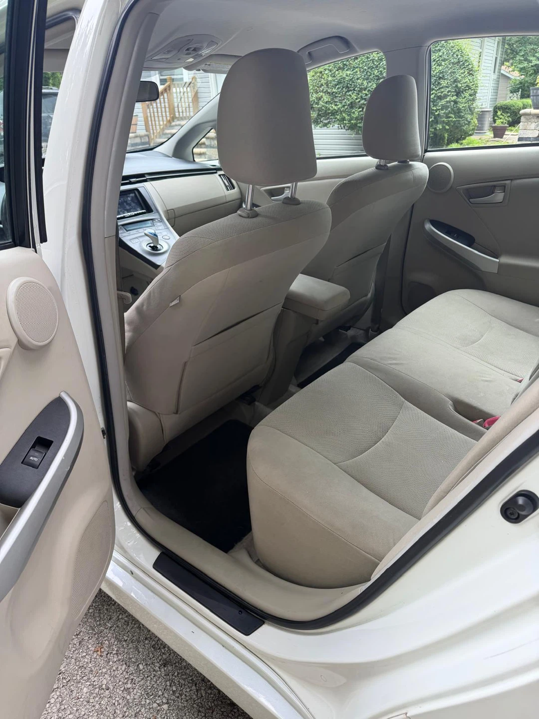 White Toyota Prius 2011 - photo 3
