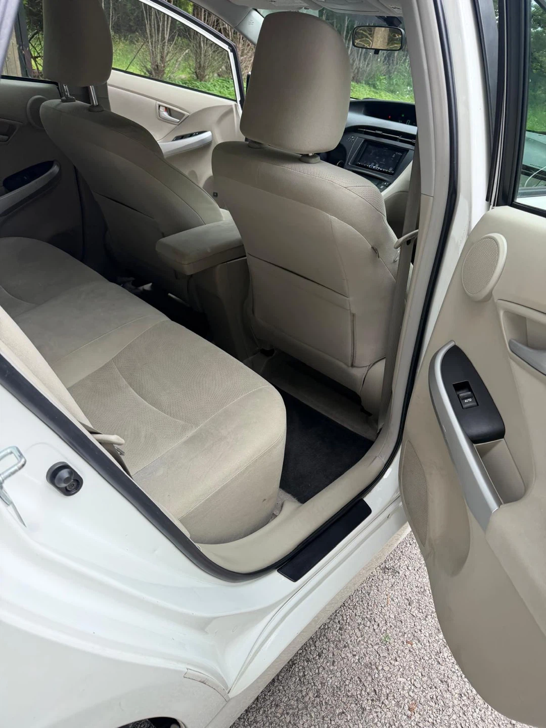 White Toyota Prius 2011 - photo 5