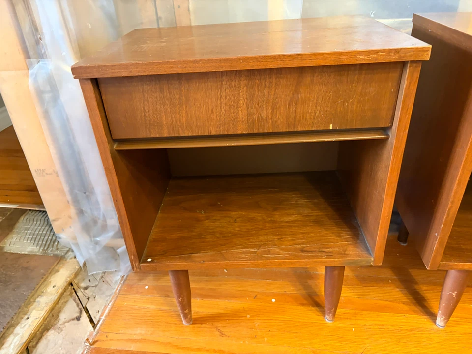 Two Mid-Century Modern Nightstands - photo 2