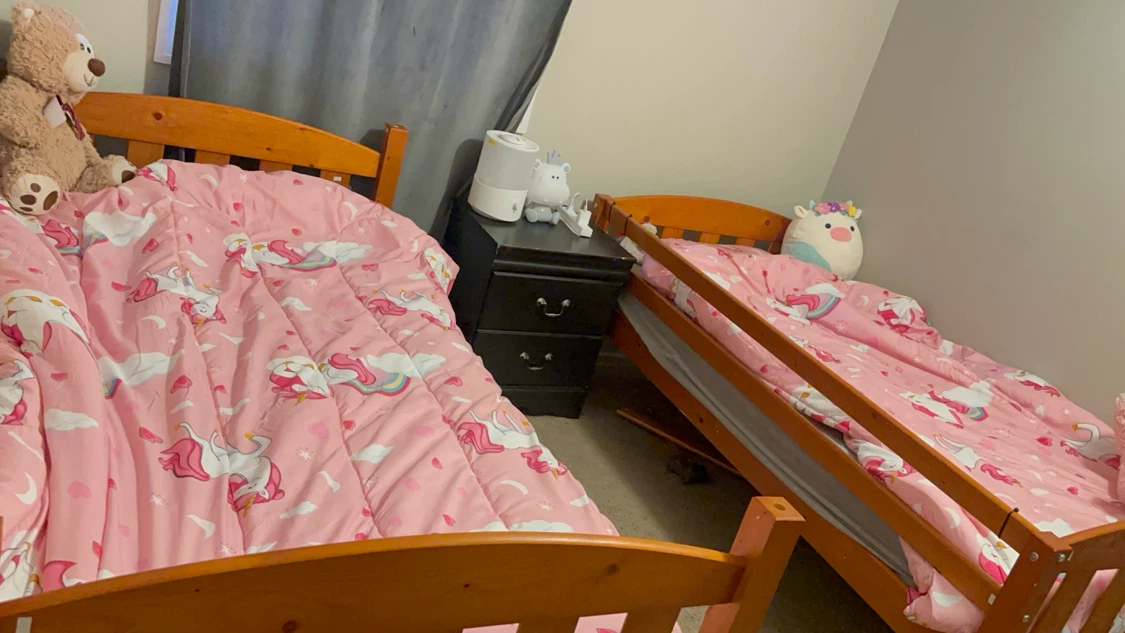Versatile Wooden Bunk Beds (Can Separate into Two Twin Beds)